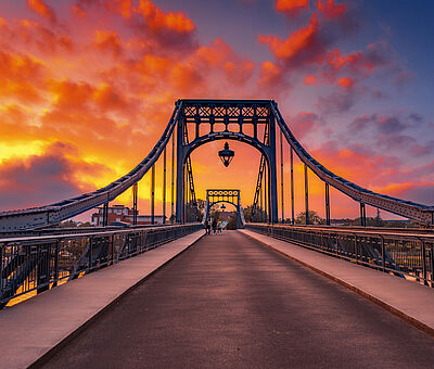 Die Kaiser-Wilhelm-Brücke, das Wahrzeichen der Stadt Wilhelmshaven, im Abendrot