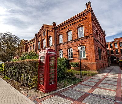 Die rote Telefonzelle vor dem Amtsgericht in Wilhelmshaven ist ein echter HIngucker
