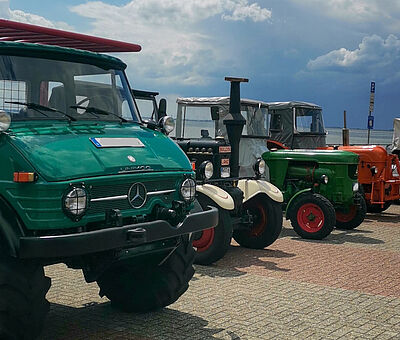 Oldtimer Tracktoren und andere Fahrzeuge auf dem Fliegerdeich in Wilhelmshaven beim Wochenende an der Jade