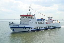 Das Passagierschiff Harle Kurier bei einer Hafenrundfahrt auf hoher See nahe Wilhelmshaven
