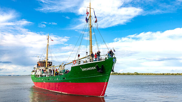 Das Museumsschiff MS GREUNDIEK auf dem Meer - Wochenende an der Jade