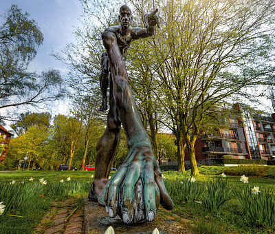 Die Skulptur des Bocciaspielers befindet sich in der Nähe des Kurparks in Wilhelmshaven